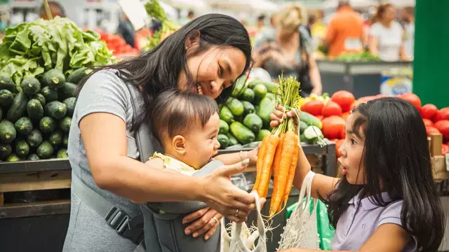 Nanay at mga anak na bumibili ng mga produce​​ 