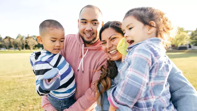 Pamilyang imigrante na nakangiti​​ 