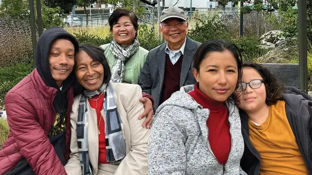 Các cặp đôi đại diện cho cộng đồng người Latinh và người châu Á.​​ 