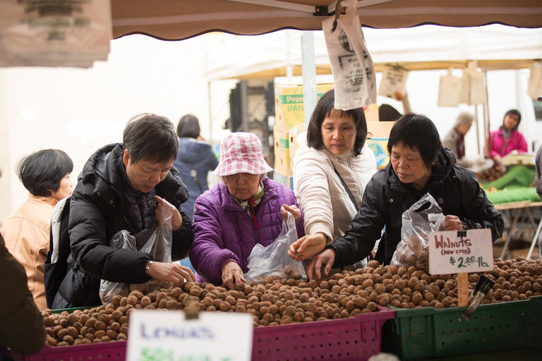 Mujeres comprando nueces